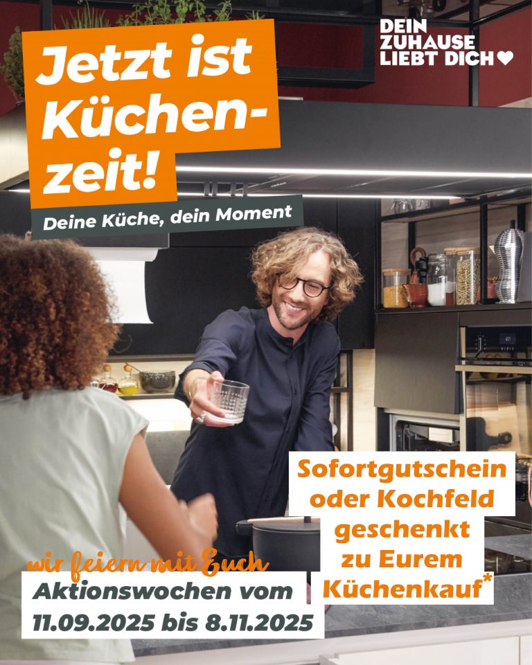 Jetzt ist Küchenzeit bei Möbel Rudolf in Schlüchtern zum 130 Jahre Jubiläum mit Küchen Sonderaktion! Zwei Menschen genießen gemeinsam ihre Küchenmomente in einer modernen Küche von Schüller, die perfekt in jedes Zuhause passt. Das Bild zeigt eine Küchenaktion, bei der ein Sofortgutschein oder ein Bora Kochfeld beim Küchenkauf geschenkt werden. Eine tolle Gelegenheit, eure Küchenliebe zu feiern und eure #Küche2025 zu gestalten. Egal, ob ihr auf Kücheninspirationen oder eine moderne Küche setzt – hier findet ihr alles, was das Küchenherz begehrt! Entdeckt die Aktionswochen 11.9.-8.11.2025 beim Einrichtungshaus Rudolf im Herbst und sichert euch tolle Rabatte und Angebote! Wir feiern mit Euch die Küche als Lieblingsplatz.